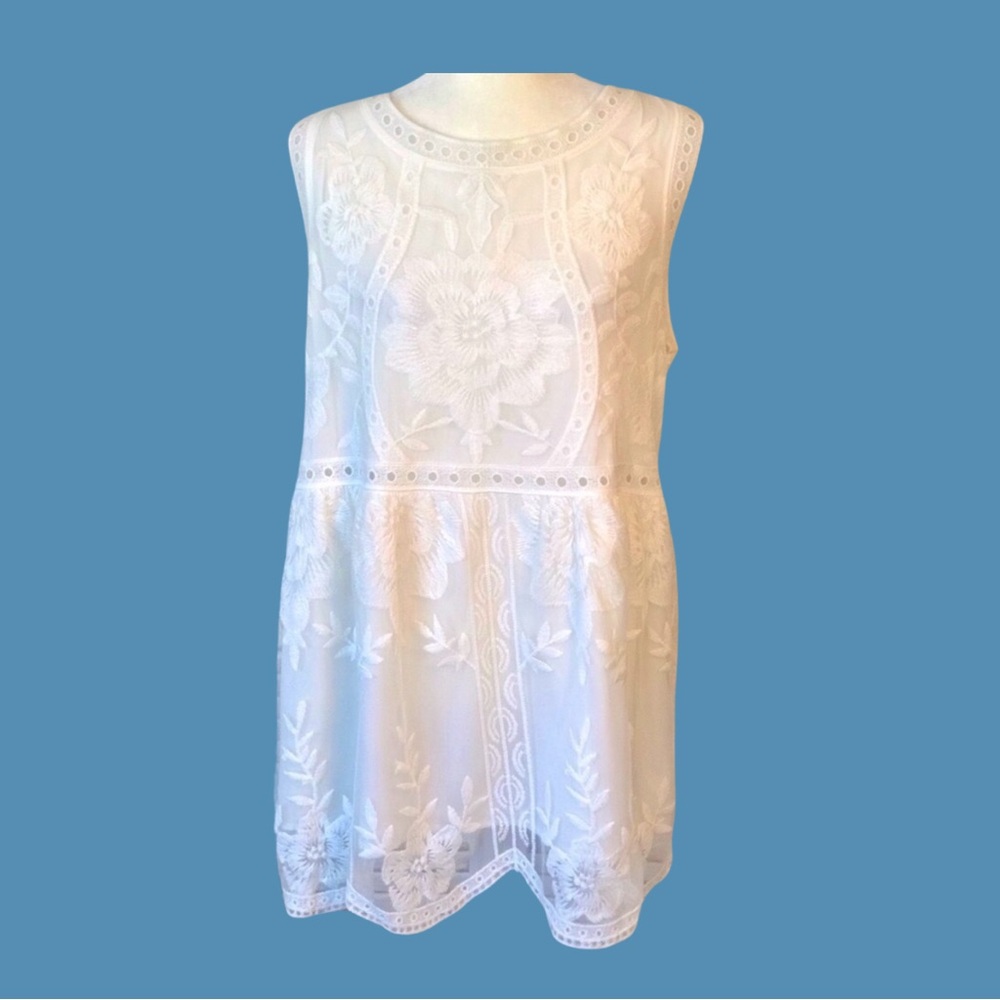 BOUTIQUE ITEM- ✴️LAST ONE✴️ CURVY SLEEVELESS OFF WHITE TUNIC WITH LACE OVERLAY